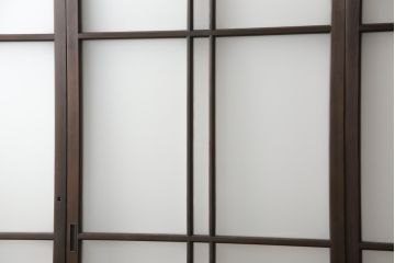 ガラス戸3枚をリペア&カスタム!高さと幅をリサイズし、既存のガラスをすべてスリガラスに差し替え。戸車・引手金具を取り付け、色味は現状に寄せて着色。(建具、引き戸)