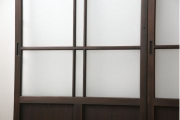 ガラス戸3枚をリペア&カスタム!高さと幅をリサイズし、既存のガラスをすべてスリガラスに差し替え。戸車・引手金具を取り付け、色味は現状に寄せて着色。(建具、引き戸)