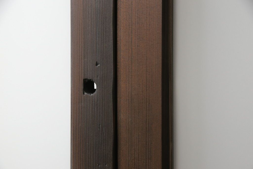 ガラス戸3枚をリペア&カスタム!高さと幅をリサイズし、既存のガラスをすべてスリガラスに差し替え。戸車・引手金具を取り付け、色味は現状に寄せて着色。(建具、引き戸)