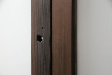 ガラス戸3枚をリペア&カスタム!高さと幅をリサイズし、既存のガラスをすべてスリガラスに差し替え。戸車・引手金具を取り付け、色味は現状に寄せて着色。(建具、引き戸)