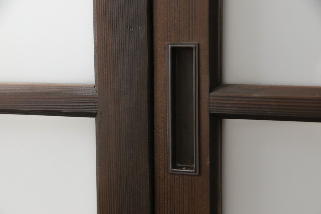 ガラス戸3枚をリペア&カスタム!高さと幅をリサイズし、既存のガラスをすべてスリガラスに差し替え。戸車・引手金具を取り付け、色味は現状に寄せて着色。(建具、引き戸)