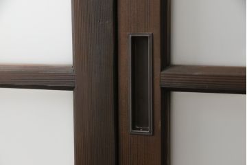 ガラス戸3枚をリペア&カスタム!高さと幅をリサイズし、既存のガラスをすべてスリガラスに差し替え。戸車・引手金具を取り付け、色味は現状に寄せて着色。(建具、引き戸)