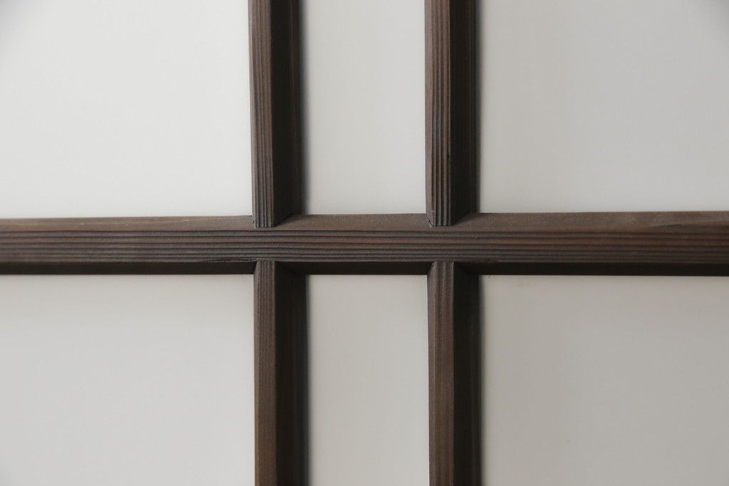 ガラス戸3枚をリペア&カスタム!高さと幅をリサイズし、既存のガラスをすべてスリガラスに差し替え。戸車・引手金具を取り付け、色味は現状に寄せて着色。(建具、引き戸)