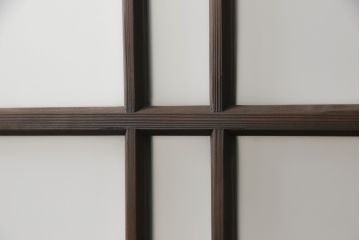 ガラス戸3枚をリペア&カスタム!高さと幅をリサイズし、既存のガラスをすべてスリガラスに差し替え。戸車・引手金具を取り付け、色味は現状に寄せて着色。(建具、引き戸)