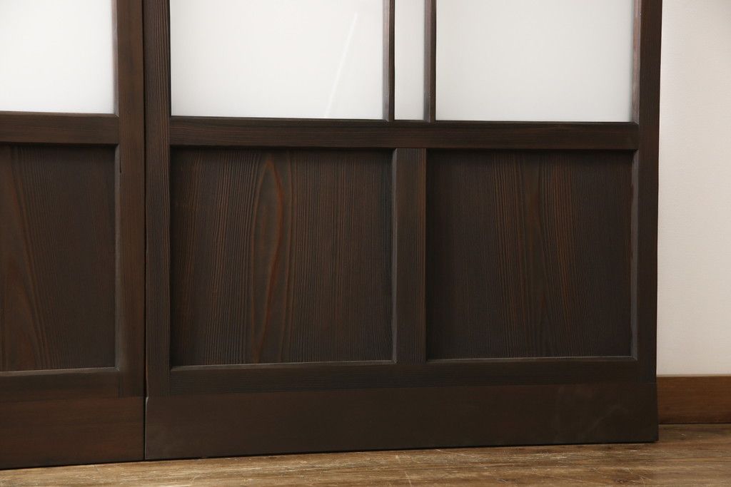 ガラス戸3枚をリペア&カスタム!高さと幅をリサイズし、既存のガラスをすべてスリガラスに差し替え。戸車・引手金具を取り付け、色味は現状に寄せて着色。(建具、引き戸)