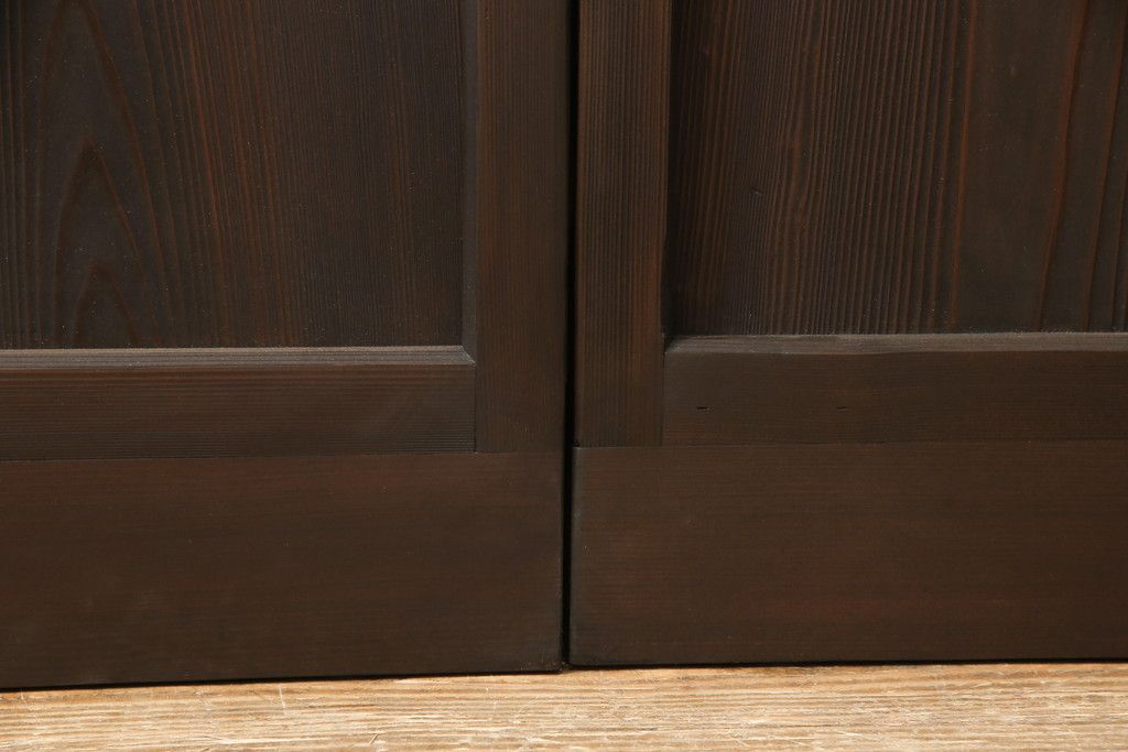 ガラス戸3枚をリペア&カスタム!高さと幅をリサイズし、既存のガラスをすべてスリガラスに差し替え。戸車・引手金具を取り付け、色味は現状に寄せて着色。(建具、引き戸)