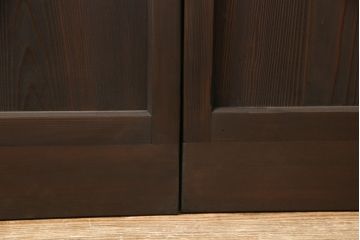 ガラス戸3枚をリペア&カスタム!高さと幅をリサイズし、既存のガラスをすべてスリガラスに差し替え。戸車・引手金具を取り付け、色味は現状に寄せて着色。(建具、引き戸)