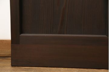 ガラス戸3枚をリペア&カスタム!高さと幅をリサイズし、既存のガラスをすべてスリガラスに差し替え。戸車・引手金具を取り付け、色味は現状に寄せて着色。(建具、引き戸)