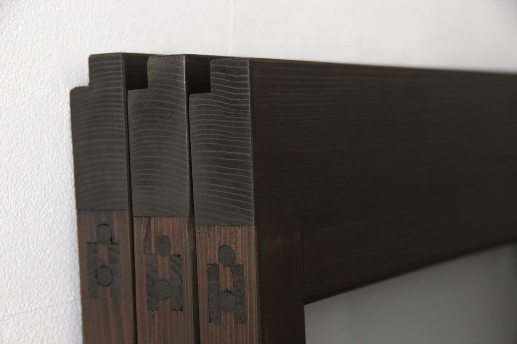 ガラス戸3枚をリペア&カスタム!高さと幅をリサイズし、既存のガラスをすべてスリガラスに差し替え。戸車・引手金具を取り付け、色味は現状に寄せて着色。(建具、引き戸)