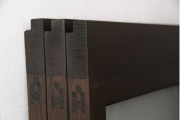 ガラス戸3枚をリペア&カスタム!高さと幅をリサイズし、既存のガラスをすべてスリガラスに差し替え。戸車・引手金具を取り付け、色味は現状に寄せて着色。(建具、引き戸)