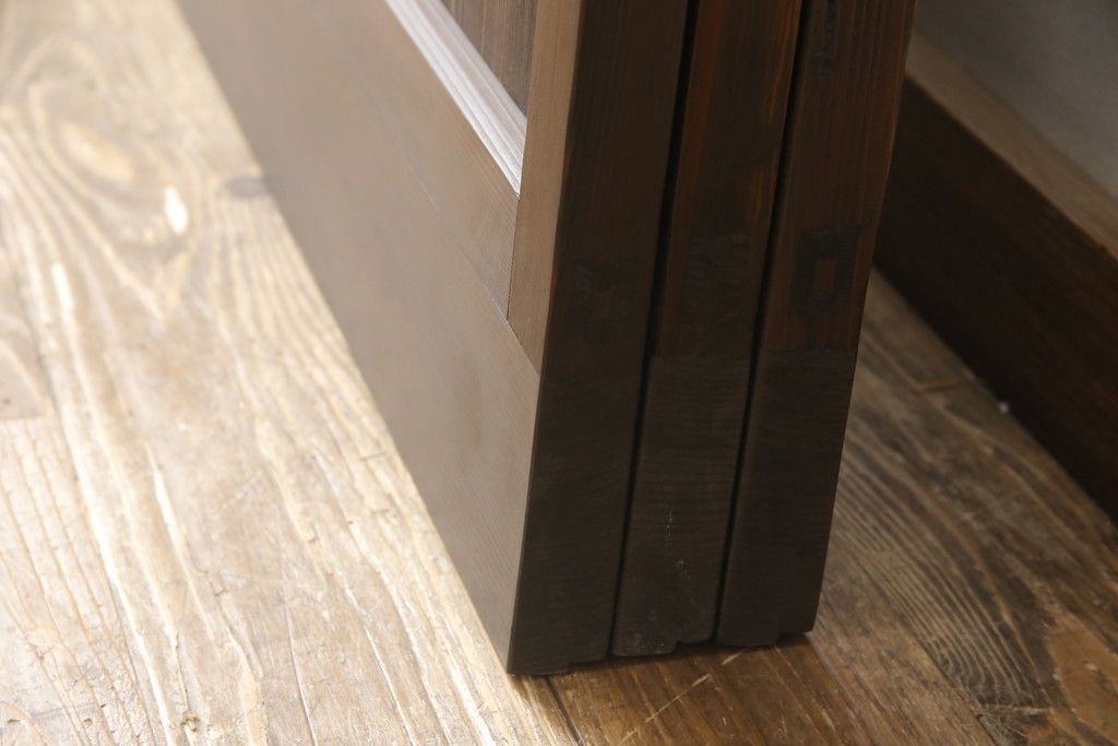 ガラス戸3枚をリペア&カスタム!高さと幅をリサイズし、既存のガラスをすべてスリガラスに差し替え。戸車・引手金具を取り付け、色味は現状に寄せて着色。(建具、引き戸)