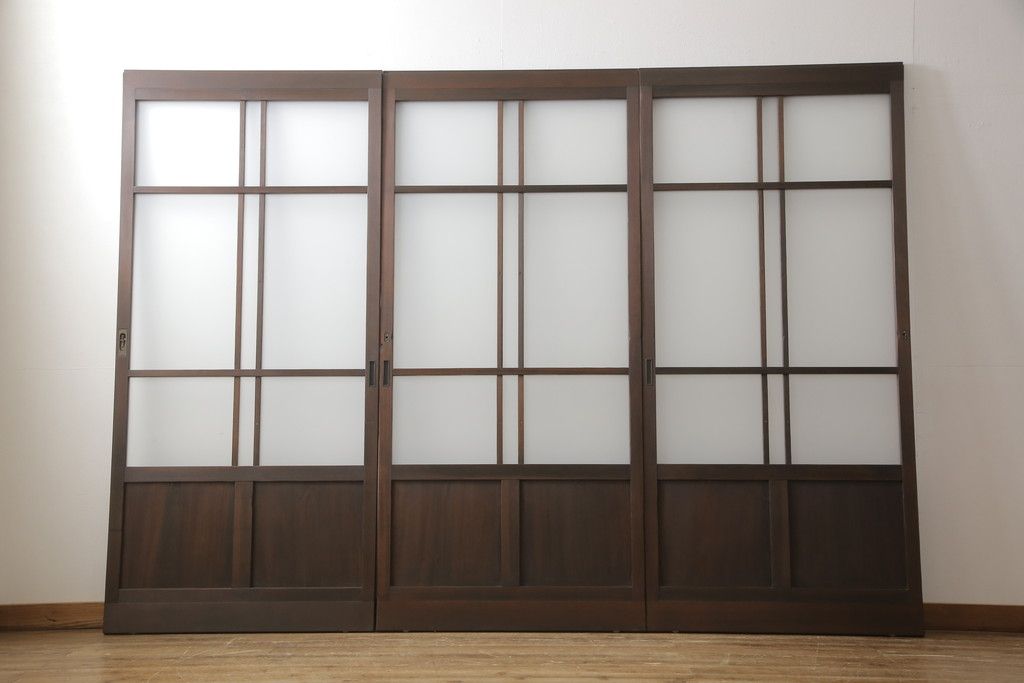 ガラス戸3枚をリペア&カスタム!高さと幅をリサイズし、既存のガラスをすべてスリガラスに差し替え。戸車・引手金具を取り付け、色味は現状に寄せて着色。(建具、引き戸)