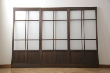 ガラス戸3枚をリペア&カスタム!高さと幅をリサイズし、既存のガラスをすべてスリガラスに差し替え。戸車・引手金具を取り付け、色味は現状に寄せて着色。(建具、引き戸)