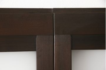 ガラス戸3枚をリペア&カスタム!高さと幅をリサイズし、既存のガラスをすべてスリガラスに差し替え。戸車・引手金具を取り付け、色味は現状に寄せて着色。(建具、引き戸)