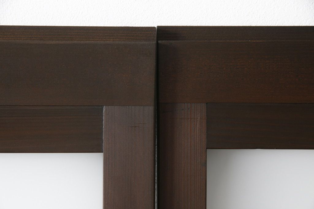 ガラス戸3枚をリペア&カスタム!高さと幅をリサイズし、既存のガラスをすべてスリガラスに差し替え。戸車・引手金具を取り付け、色味は現状に寄せて着色。(建具、引き戸)