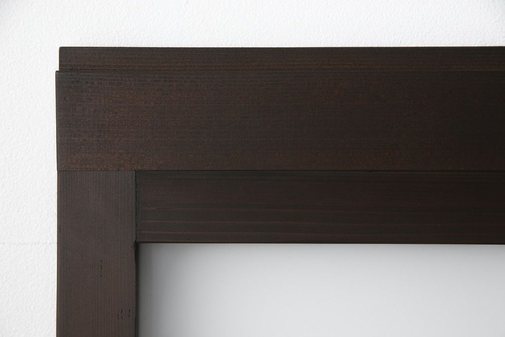 ガラス戸3枚をリペア&カスタム!高さと幅をリサイズし、既存のガラスをすべてスリガラスに差し替え。戸車・引手金具を取り付け、色味は現状に寄せて着色。(建具、引き戸)