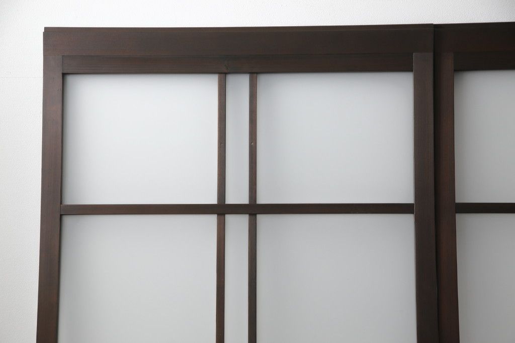 ガラス戸3枚をリペア&カスタム!高さと幅をリサイズし、既存のガラスをすべてスリガラスに差し替え。戸車・引手金具を取り付け、色味は現状に寄せて着色。(建具、引き戸)