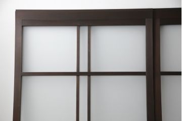 ガラス戸3枚をリペア&カスタム!高さと幅をリサイズし、既存のガラスをすべてスリガラスに差し替え。戸車・引手金具を取り付け、色味は現状に寄せて着色。(建具、引き戸)