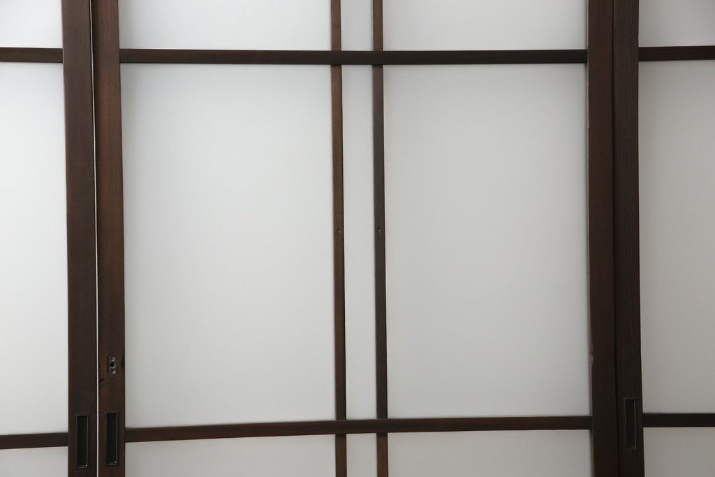 ガラス戸3枚をリペア&カスタム!高さと幅をリサイズし、既存のガラスをすべてスリガラスに差し替え。戸車・引手金具を取り付け、色味は現状に寄せて着色。(建具、引き戸)