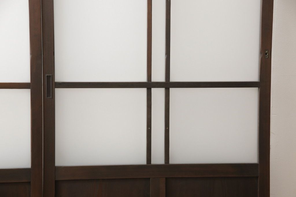 ガラス戸3枚をリペア&カスタム!高さと幅をリサイズし、既存のガラスをすべてスリガラスに差し替え。戸車・引手金具を取り付け、色味は現状に寄せて着色。(建具、引き戸)