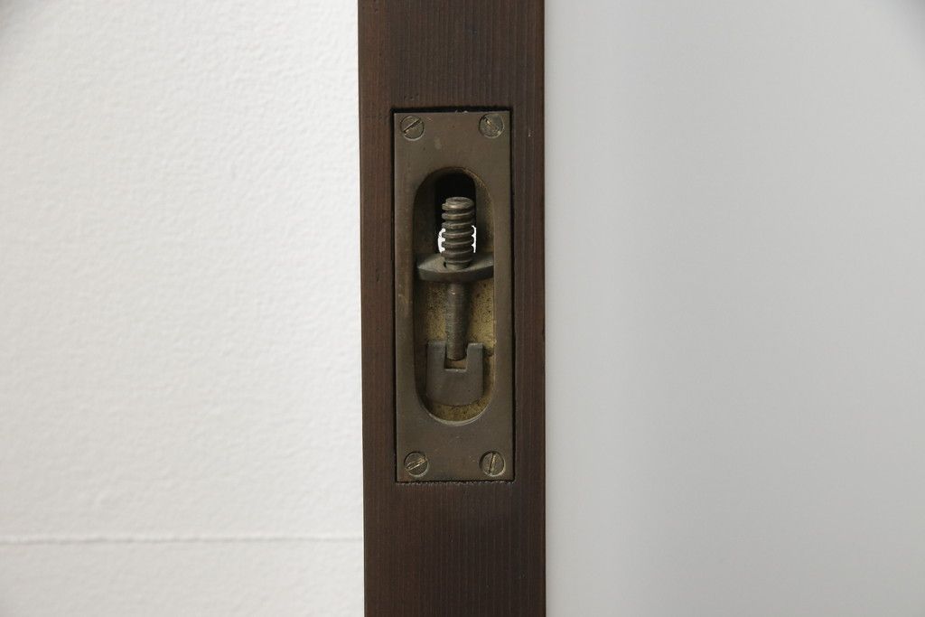 ガラス戸3枚をリペア&カスタム!高さと幅をリサイズし、既存のガラスをすべてスリガラスに差し替え。戸車・引手金具を取り付け、色味は現状に寄せて着色。(建具、引き戸)