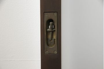 ガラス戸3枚をリペア&カスタム!高さと幅をリサイズし、既存のガラスをすべてスリガラスに差し替え。戸車・引手金具を取り付け、色味は現状に寄せて着色。(建具、引き戸)