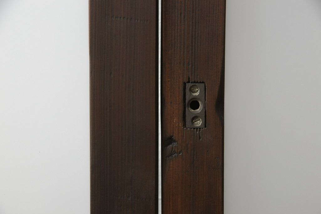 ガラス戸3枚をリペア&カスタム!高さと幅をリサイズし、既存のガラスをすべてスリガラスに差し替え。戸車・引手金具を取り付け、色味は現状に寄せて着色。(建具、引き戸)