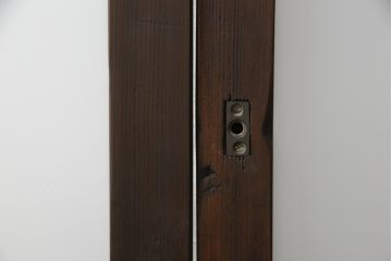 ガラス戸3枚をリペア&カスタム!高さと幅をリサイズし、既存のガラスをすべてスリガラスに差し替え。戸車・引手金具を取り付け、色味は現状に寄せて着色。(建具、引き戸)