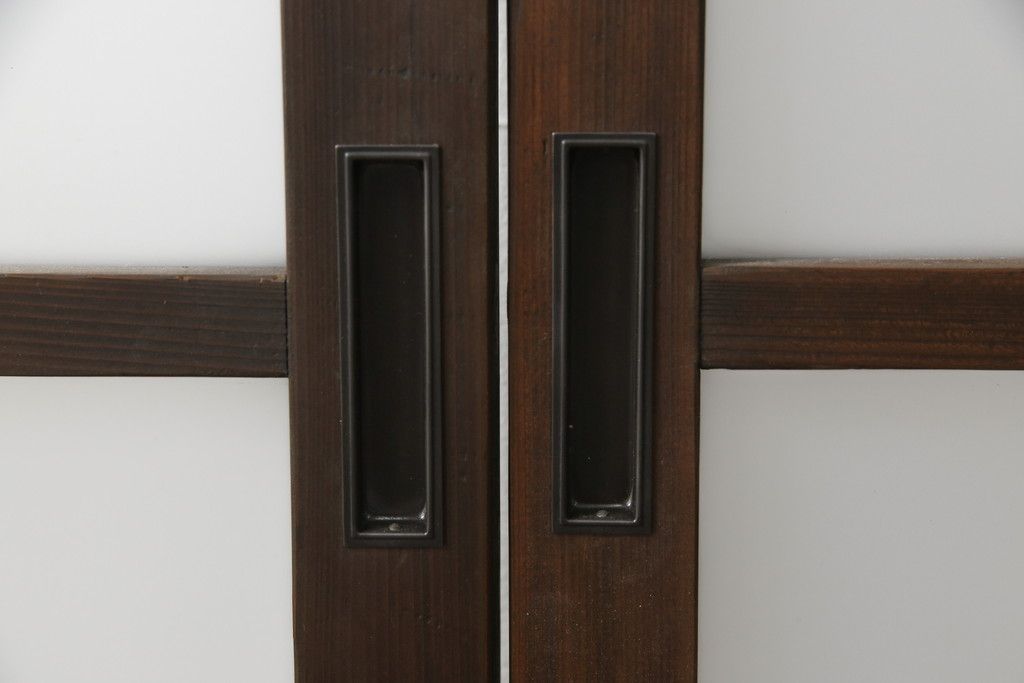 ガラス戸3枚をリペア&カスタム!高さと幅をリサイズし、既存のガラスをすべてスリガラスに差し替え。戸車・引手金具を取り付け、色味は現状に寄せて着色。(建具、引き戸)