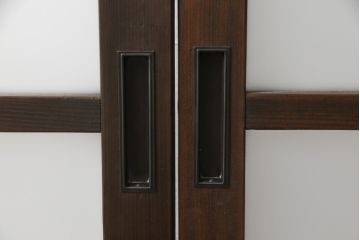 ガラス戸3枚をリペア&カスタム!高さと幅をリサイズし、既存のガラスをすべてスリガラスに差し替え。戸車・引手金具を取り付け、色味は現状に寄せて着色。(建具、引き戸)