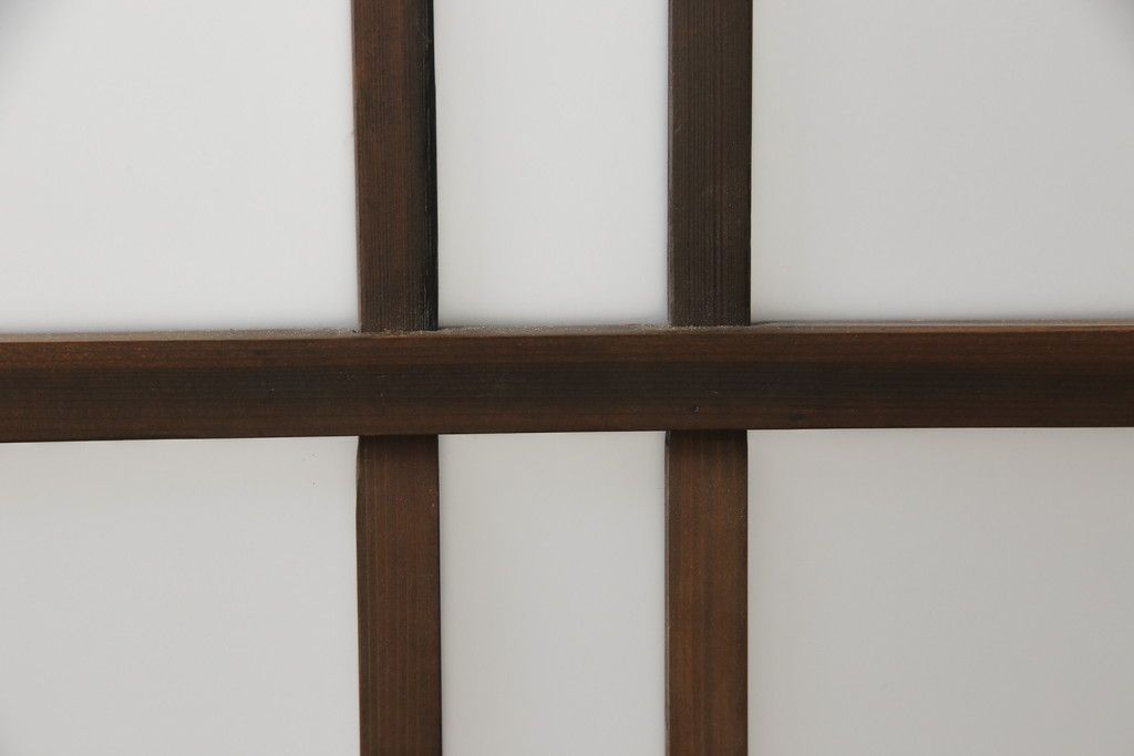 ガラス戸3枚をリペア&カスタム!高さと幅をリサイズし、既存のガラスをすべてスリガラスに差し替え。戸車・引手金具を取り付け、色味は現状に寄せて着色。(建具、引き戸)