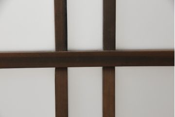 ガラス戸3枚をリペア&カスタム!高さと幅をリサイズし、既存のガラスをすべてスリガラスに差し替え。戸車・引手金具を取り付け、色味は現状に寄せて着色。(建具、引き戸)