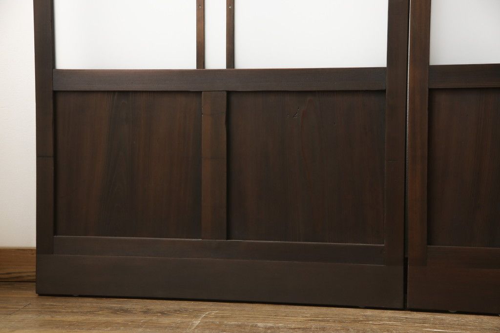 ガラス戸3枚をリペア&カスタム!高さと幅をリサイズし、既存のガラスをすべてスリガラスに差し替え。戸車・引手金具を取り付け、色味は現状に寄せて着色。(建具、引き戸)