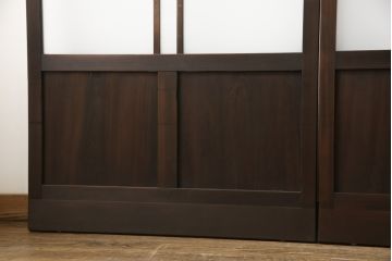 ガラス戸3枚をリペア&カスタム!高さと幅をリサイズし、既存のガラスをすべてスリガラスに差し替え。戸車・引手金具を取り付け、色味は現状に寄せて着色。(建具、引き戸)