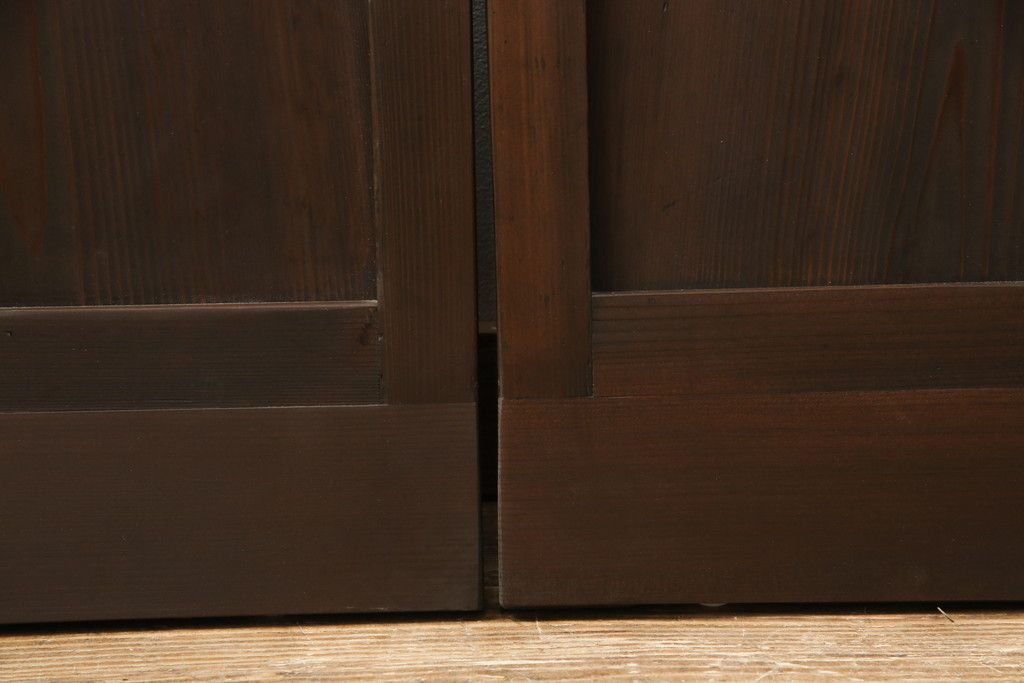 ガラス戸3枚をリペア&カスタム!高さと幅をリサイズし、既存のガラスをすべてスリガラスに差し替え。戸車・引手金具を取り付け、色味は現状に寄せて着色。(建具、引き戸)