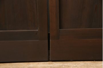 ガラス戸3枚をリペア&カスタム!高さと幅をリサイズし、既存のガラスをすべてスリガラスに差し替え。戸車・引手金具を取り付け、色味は現状に寄せて着色。(建具、引き戸)