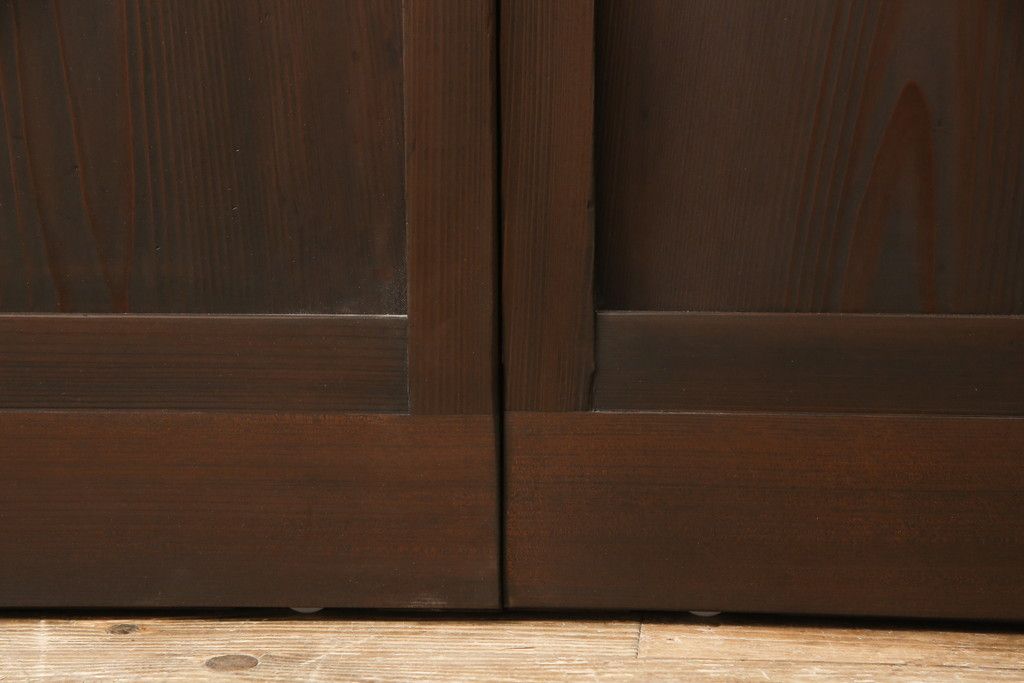 ガラス戸3枚をリペア&カスタム!高さと幅をリサイズし、既存のガラスをすべてスリガラスに差し替え。戸車・引手金具を取り付け、色味は現状に寄せて着色。(建具、引き戸)