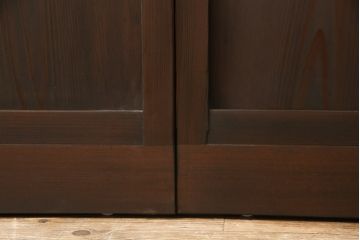 ガラス戸3枚をリペア&カスタム!高さと幅をリサイズし、既存のガラスをすべてスリガラスに差し替え。戸車・引手金具を取り付け、色味は現状に寄せて着色。(建具、引き戸)