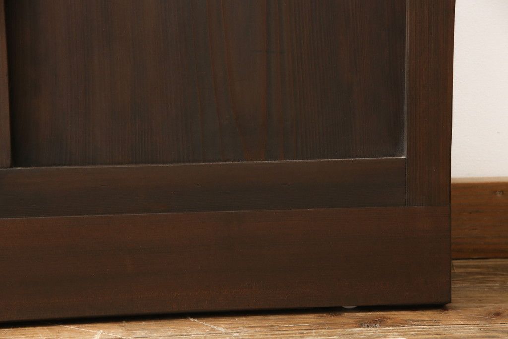 ガラス戸3枚をリペア&カスタム!高さと幅をリサイズし、既存のガラスをすべてスリガラスに差し替え。戸車・引手金具を取り付け、色味は現状に寄せて着色。(建具、引き戸)