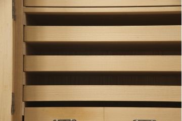 加茂総桐箪笥をリペア&カスタム!上段の引き出し枠を取り払い、衣装盆の受け製作。下段引き出し3杯のうち1杯をカットし高さをリサイズ。(並厚、総桐たんす、桐タンス、着物箪笥、衣装タンス)