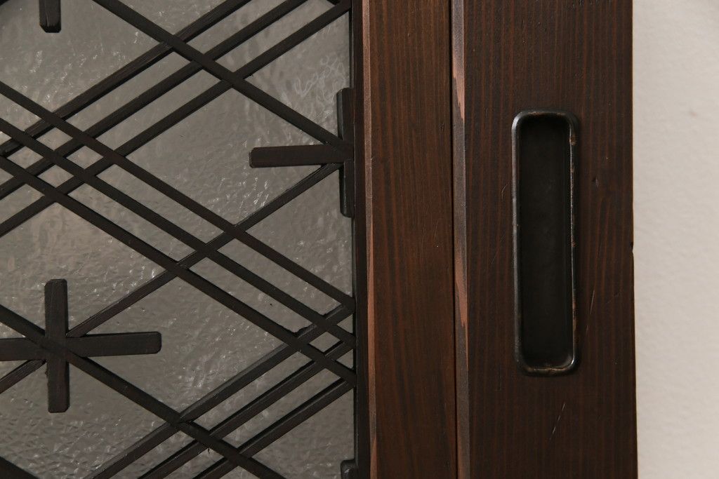 引き戸をリペア&カスタム!下桟を加工し戸車を取付け。新材を使用した下桟のみ本体の色味に合わせて着色。(ガラス帯戸、建具)