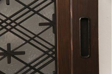 引き戸をリペア&カスタム!下桟を加工し戸車を取付け。新材を使用した下桟のみ本体の色味に合わせて着色。(ガラス帯戸、建具)