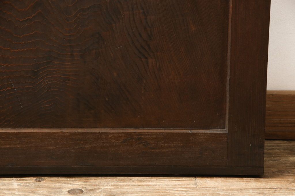 引き戸をリペア&カスタム!下桟を加工し戸車を取付け。新材を使用した下桟のみ本体の色味に合わせて着色。(ガラス帯戸、建具)