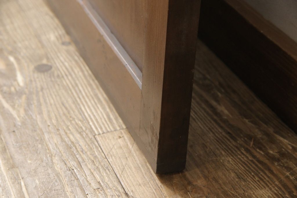 引き戸をリペア&カスタム!下桟を加工し戸車を取付け。新材を使用した下桟のみ本体の色味に合わせて着色。(ガラス帯戸、建具)