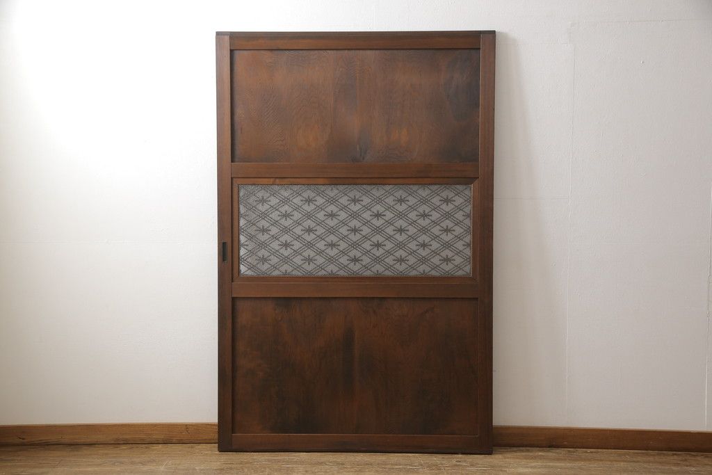 引き戸をリペア&カスタム!下桟を加工し戸車を取付け。新材を使用した下桟のみ本体の色味に合わせて着色。(ガラス帯戸、建具)