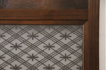 引き戸をリペア&カスタム!下桟を加工し戸車を取付け。新材を使用した下桟のみ本体の色味に合わせて着色。(ガラス帯戸、建具)