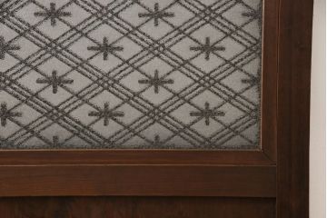 引き戸をリペア&カスタム!下桟を加工し戸車を取付け。新材を使用した下桟のみ本体の色味に合わせて着色。(ガラス帯戸、建具)