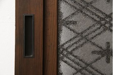 引き戸をリペア&カスタム!下桟を加工し戸車を取付け。新材を使用した下桟のみ本体の色味に合わせて着色。(ガラス帯戸、建具)