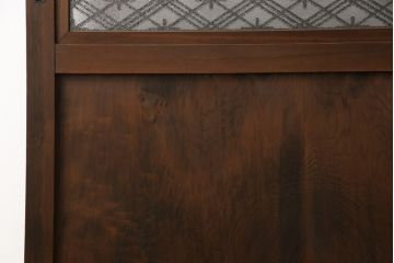 引き戸をリペア&カスタム!下桟を加工し戸車を取付け。新材を使用した下桟のみ本体の色味に合わせて着色。(ガラス帯戸、建具)