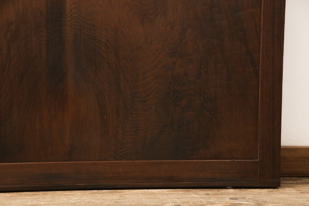 引き戸をリペア&カスタム!下桟を加工し戸車を取付け。新材を使用した下桟のみ本体の色味に合わせて着色。(ガラス帯戸、建具)